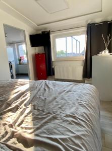ein großes Bett in einem Zimmer mit Fenster in der Unterkunft Walle Retreat Zentral&Gemütlich in Bremen