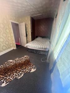 Hunslet的住宿－CASA DE MUNCA，带两张双层床和豹地毯的客房
