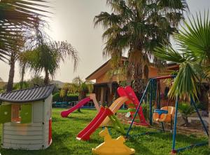 un parque infantil con tobogán y columpio en B&B Villa Molinari, en Campagna