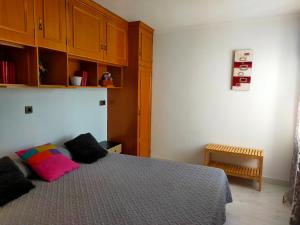 1 dormitorio con 1 cama y armarios de madera en Apartamento en el casco antiguo de Ponferrada, en Ponferrada