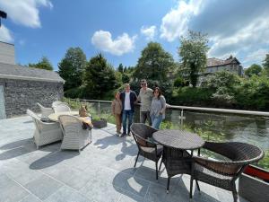 um grupo de pessoas em pé em um pátio em Shandon Bells Guest House em Cork