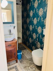 uma casa de banho com um WC e um lavatório em La Vite è Bella em Govone