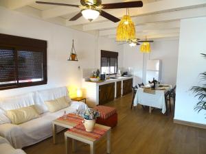 a living room with a white couch and a kitchen at Alojamiento vacacional Calblanque junto Cabo de Palos in Playa Honda