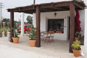 洪達海灘的住宿－Vivienda vacacional Ladera Kalblanke junto Cabo de Palos 5 personas，庭院配有桌椅和植物