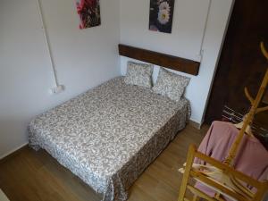 a small bedroom with a bed and a chair at Alojamiento vacacional Calblanque junto Cabo de Palos in Playa Honda +53 photos