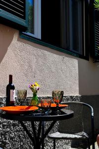 Palazzo Dasso في فِتيربو: طاولة عليها زجاجة من النبيذ وكؤوس