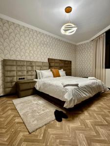 a bedroom with a large bed and a rug at Le Vélodrome au cœur de Casablanca in Casablanca