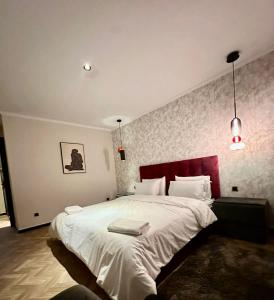 a bedroom with a large bed with a red headboard at Le Vélodrome au cœur de Casablanca in Casablanca