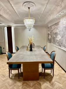 a dining room with a table with chairs and a chandelier at Le Vélodrome au cœur de Casablanca in Casablanca