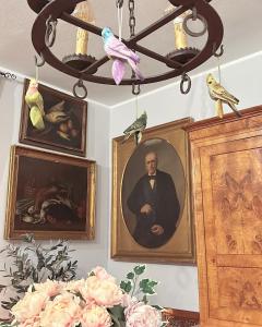 um grupo de fotos de um homem e pássaros em uma parede em Art action room 