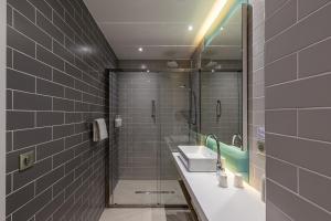 Ванна кімната в Holiday Inn Express Ajaccio by IHG