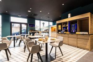 Лаундж або бар в Holiday Inn Express Ajaccio by IHG