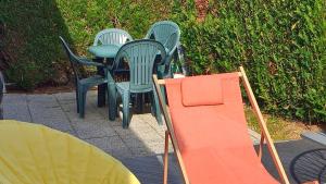 - un groupe de chaises, une table et une tente dans l'établissement Sun House - Terrasse Parking Privé gratuit, à Troyes