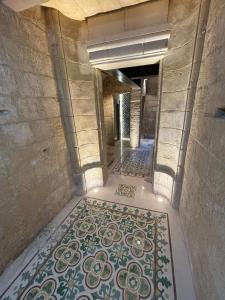 korytarzem z mozaikową podłogą w budynku w obiekcie Battery House w mieście Valletta