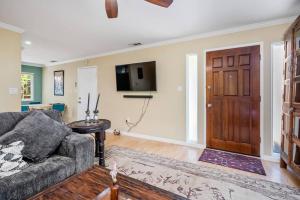 Et tv og/eller underholdning på Sommelier's Getaway- 10 mins from SLO & wineries