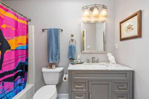 Et badeværelse på Sommelier's Getaway- 10 mins from SLO & wineries + 28 billeder