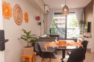 uma sala de estar com uma mesa e um sofá em LANDSCAPE SOLAR - Beira Mar de Fortaleza em Fortaleza