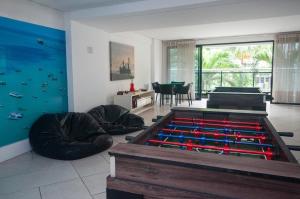 Habitación grande con piscina grande con pistolas rojas en LANDSCAPE SOLAR - Beira Mar de Fortaleza, en Fortaleza
