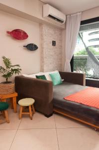 ein Wohnzimmer mit einem Sofa und einem Tisch in der Unterkunft LANDSCAPE SOLAR - Beira Mar de Fortaleza in Fortaleza