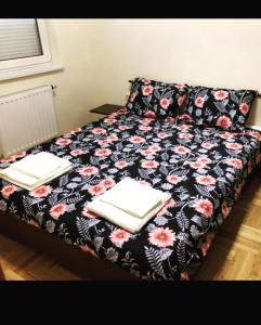 un letto in una camera con una coperta bianca e nera di Apartman Secujski a Sombor