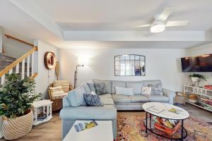 Χώρος καθιστικού στο Stewards Watch --- Spinnaker Court 529 Unit D