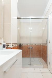 una ducha con puerta de cristal en un baño en Viña Vieja a pasos de la Playa, en Las Galletas