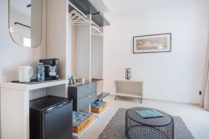 a kitchen with a counter and a table in a room at Casa Amerì affittacamere in Olbia