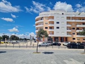 un parcheggio di fronte a un edificio di Beach Addiction a Costa da Caparica