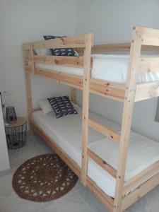 Un par de literas en una habitación en Apartamento J&G Peñiscola, en Peñíscola