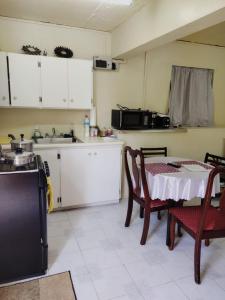 Kitchen o kitchenette sa 1BR 3BD, with Separate Pool House Access