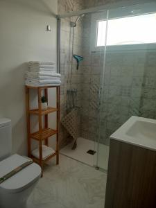 Un baño con ducha, inodoro y lavabo. en Apartamento J&G Peñiscola, en Peñíscola