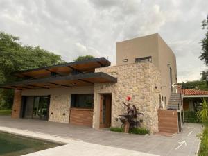 Loto San Lorenzo I Studio في سان لورينزو: منزل مع مبنى حجري مع سقف