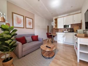 Η κουζίνα ή μικρή κουζίνα στο Charysma - Rosso-Suite, warmes & stilvolles Design, Terrasse, Parkplatz