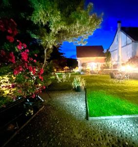 - un jardin avec une pelouse verdoyante la nuit dans l'établissement Holiday house Apartments Dajčić, à Varaždinske Toplice