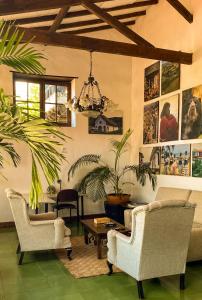 a living room with two chairs and a table at Hotel Mariscal Robledo in Santa Fe de Antioquia