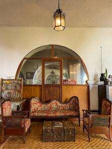 聖菲－安蒂奧基亞的住宿－Hotel Mariscal Robledo，客厅配有沙发和两把椅子