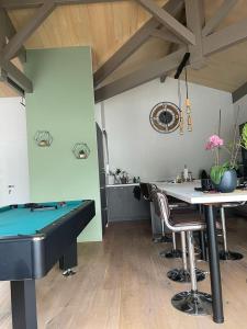 a room with a pool table and some chairs at ANGRESSE Villa Chris à 10 min d'HOSSEGOR in Angresse