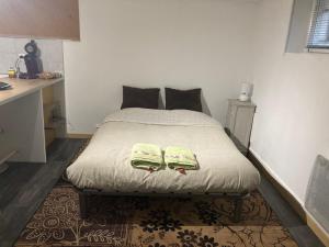 a bedroom with a bed with two towels on it at Giret's Studio privé in Le Mans