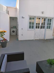 patio con sofá y lavadora en Villa Chinija, en La Vegueta
