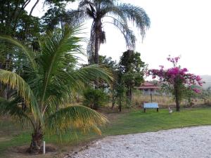 A garden outside Chácara Recanto Solar