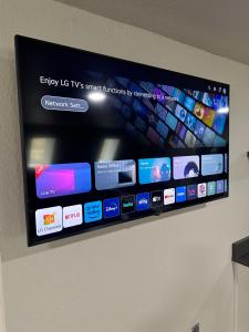 TV a/nebo společenská místnost v ubytování Off Grid Luxury - Unit A