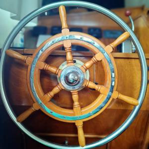 an old wooden steering wheel on a boat at Bateau le Zimon - logement insolite in Rouen