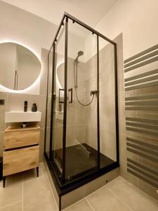 a glass shower in a bathroom with a sink at 371living, Altbau-Charme am Kaßberg, Perfekt für Workation, Urlaub oder Kurztrip, Entdecke Chemnitz, Moderne Küche, Waschmaschine, Smart TV, Schnelles WLAN, Bequemes Bett in Chemnitz +15 photos