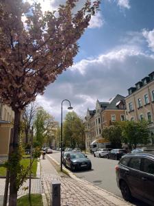 a street with cars parked on the side of the road at 371living, Altbau-Charme am Kaßberg, Perfekt für Workation, Urlaub oder Kurztrip, Entdecke Chemnitz, Moderne Küche, Waschmaschine, Smart TV, Schnelles WLAN, Bequemes Bett in Chemnitz