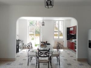 Kuchyň nebo kuchyňský kout v ubytování Domaine de Lamagistère - Gite de groupe - Piscine