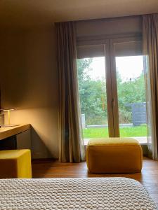 sypialnia z łóżkiem i dużym oknem w obiekcie Fiorini Rooms Pescasseroli w mieście Pescasseroli