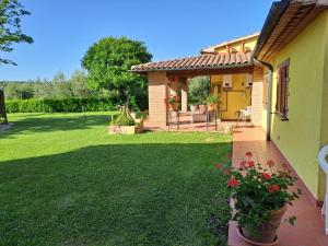 een achtertuin van een huis met een gazon bij Lo Stucchio in Monterotondo