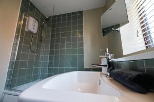 a bathroom with a sink and a bath tub at THE COSY HOME BY KS - Free Parking, WI-FI, Smart TV, Kitchen, Washing machine, Long Stays Welcomed in Hereford