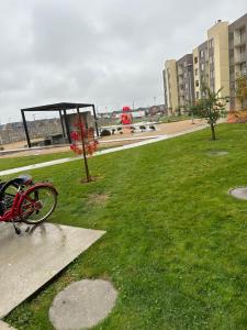 Una bicicleta estacionada en el césped en un parque en Alojamiento en linares, en Linares