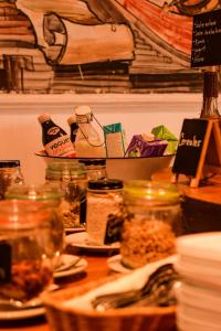 聖菲－安蒂奧基亞的住宿－Hotel Mariscal Robledo，一张桌子上放着许多罐子的食物